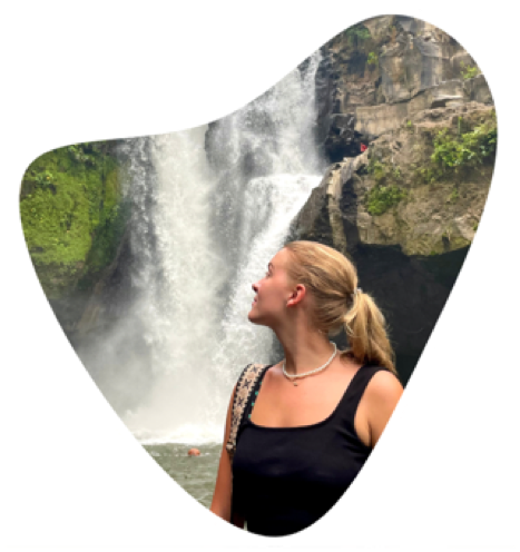 Levina Meinster van Dirumah Design tijdens een van haar reizen bij een waterval op Bali.